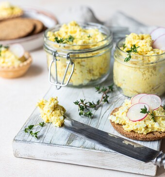 zelfgemaakte eiersalade in glazen potjes