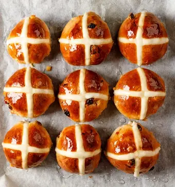 Hot cross buns op bakpapier