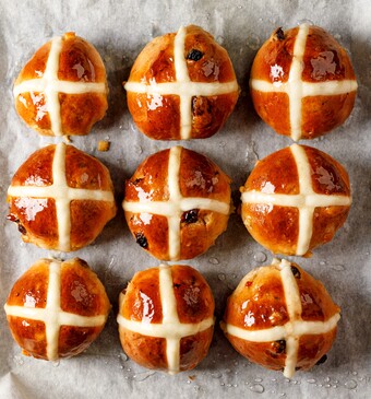 Hot cross buns op bakpapier