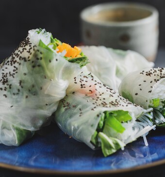 Rijstvelrolletjes met garnalen, mango, kip en biet
