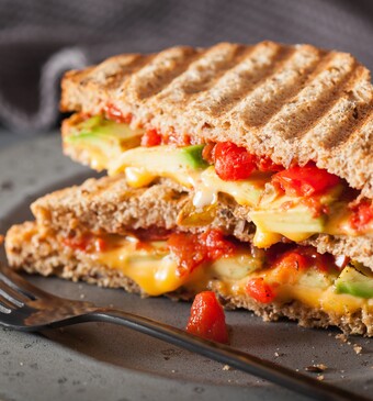 crunchy tosti met avocado en tomaat