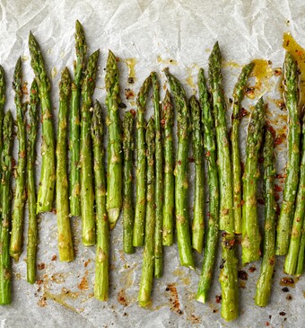 Supersimpele groene asperges uit de oven op een bakplaat