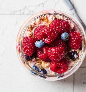 Overnight oats met kaneel, kardemom en amandelen