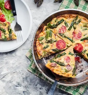 Fritatta met asperges en tomaten