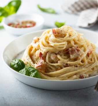 spaghetti carbonara op een bord