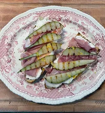 Stokbrood ricotta op een bord