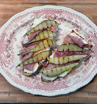 Stokbrood ricotta op een bord