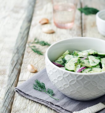 Komkommersalade met komkommerdressing