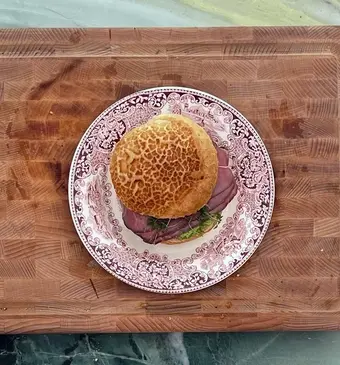 Broodje rosbief met doperwtenspread