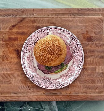 Broodje rosbief met doperwtenspread