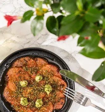 Watermeloen carpaccio op een bord