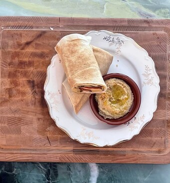 flatbread hummus en gegrilde groenten