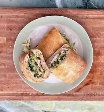 kalkoensandwich op bord