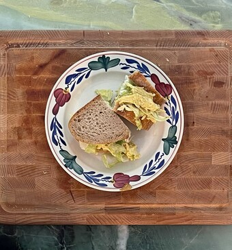 Kipkerriesalade op een broodje 