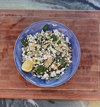Orzo met gegrilde courgette, munt en feta
