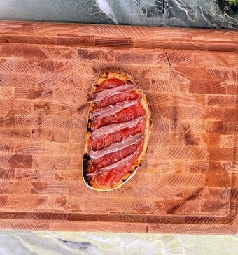 pan con tomate op een snijplank
