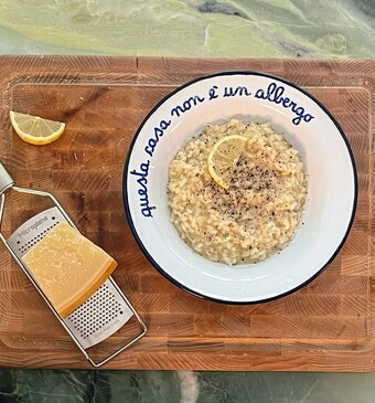 Risotto met citroen en ricotta op een bord