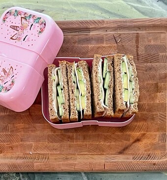 Broodje kip en avocado in een broodtrommel