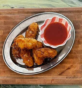 Crispy chicken wings met saus