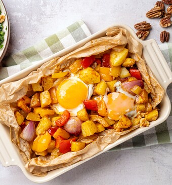 Een ovenschotel met paprika, aardappelen en ei met een boerenkoolsalade. Dit komt uit het programma Lekker Snel!