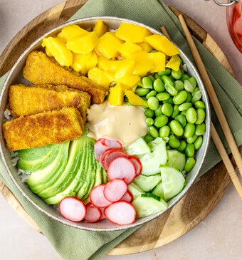 Pokébowl met vegan-vissticks uit het programma Lekker Snel!