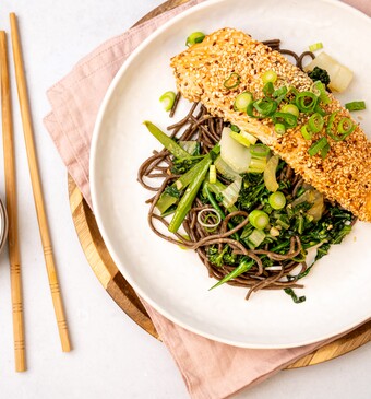 Gebakken zalm met een sesamkorst, geserveerd met bimi en paksoi uit het programma Lekker Snel!