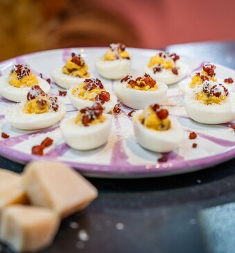 Carbonara gevulde eitjes op een bord