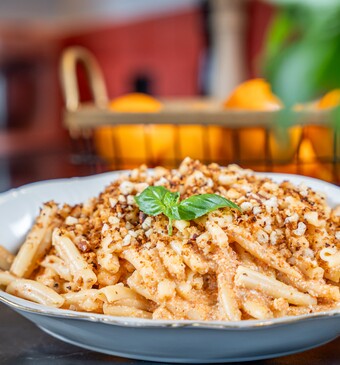 Pasta trapenese op een bord