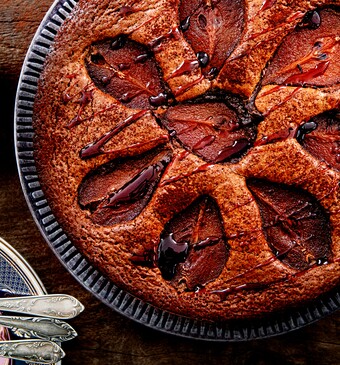 Chocoladetaart van zoete-aardappel met stoofpeer