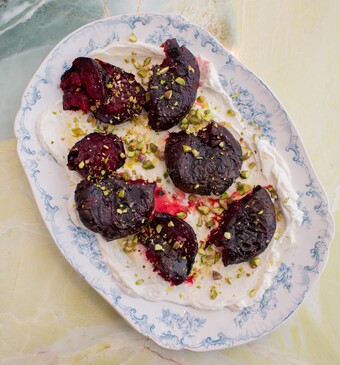 Gepofte bieten met labneh en pistache van Bibi's bijgerechten.