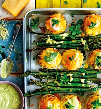 Groene asperges met boerenkaas en gepocheerde eidooier