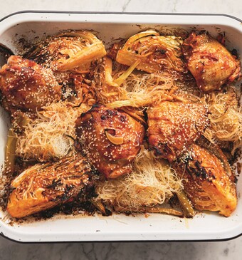 Gochujang-kip en mihoen uit de oven van David Loftus voor Jamie Oliver.