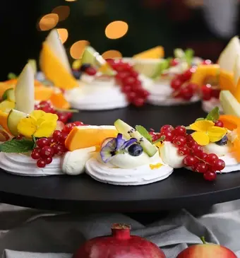 Pavlovakrans met cheesecake topping uit het programma Miljuschka Masterclass Kersteditie.
