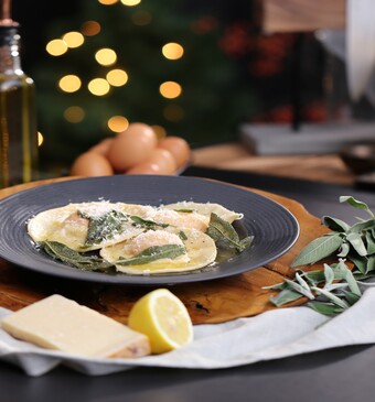Reuze raviolo met salieboter uit het programma Miljuschka Masterclass Kersteditie.