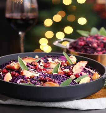 Rode kool wedges met salie en hazelnoot 