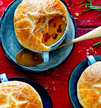 Pastinaaksoep met een bladerdeegdakje