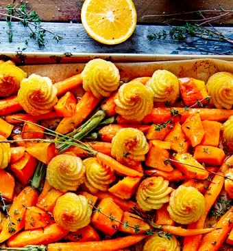 Traybake met duchesses, pompoen en sinaasappel-tijmmarinade