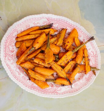 Geroosterde wortelen met honing-bnalsamicodressing van Bibi's Bijgerechten.