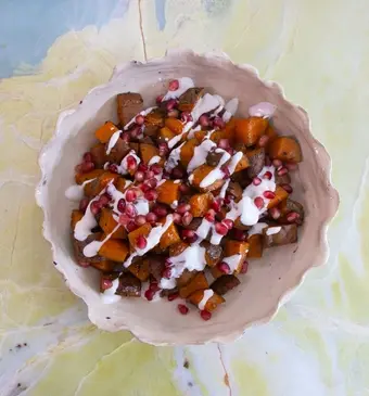 Zoete aardappel met tahin-yoghurtsaus