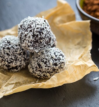 Dadelbonbons op een papiertje.