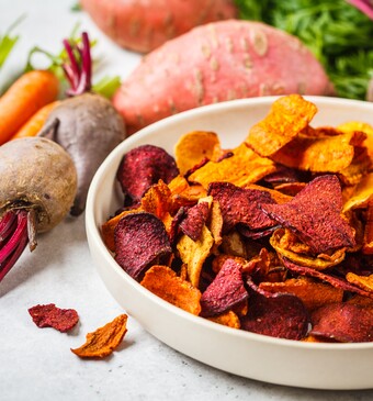 Zelfgemaakte groentechips.