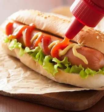 Broodje knakworst, oftewel een hotdog.