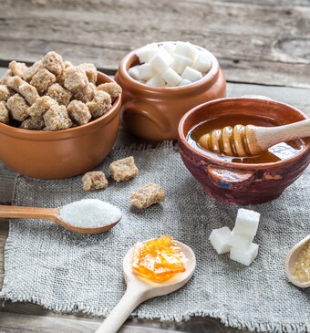 Drie potjes met verschillende soorten suiker.