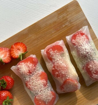 Zoete loempia gevuld met vers fruit.