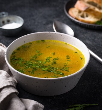 Aspergeboillon van aspergeschillen