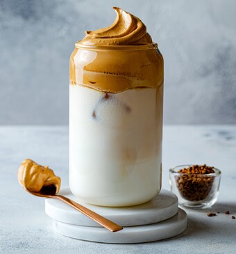 whipped coffee in een glas