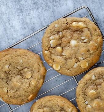 witte chocolade macadamia koeken op rooster
