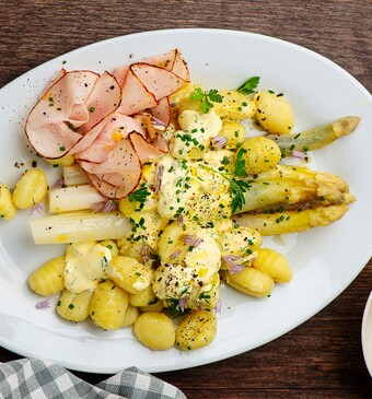 witte asperges met ham en ei