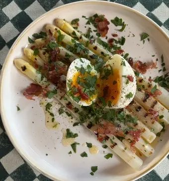 asperges op een bord met ei en pancetta