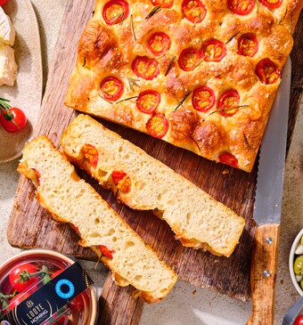 focaccia met tomaat en garnering als kaas en olijven
